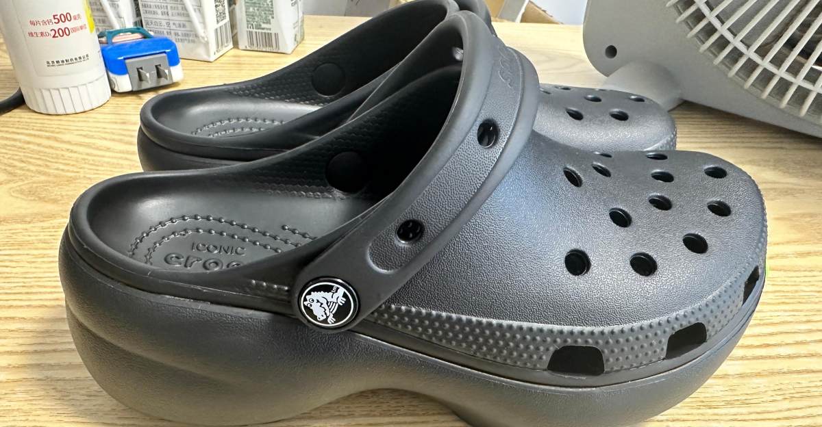 购买网站：crocs官网 购买商品：黑色云朵、骨白云朵 转运