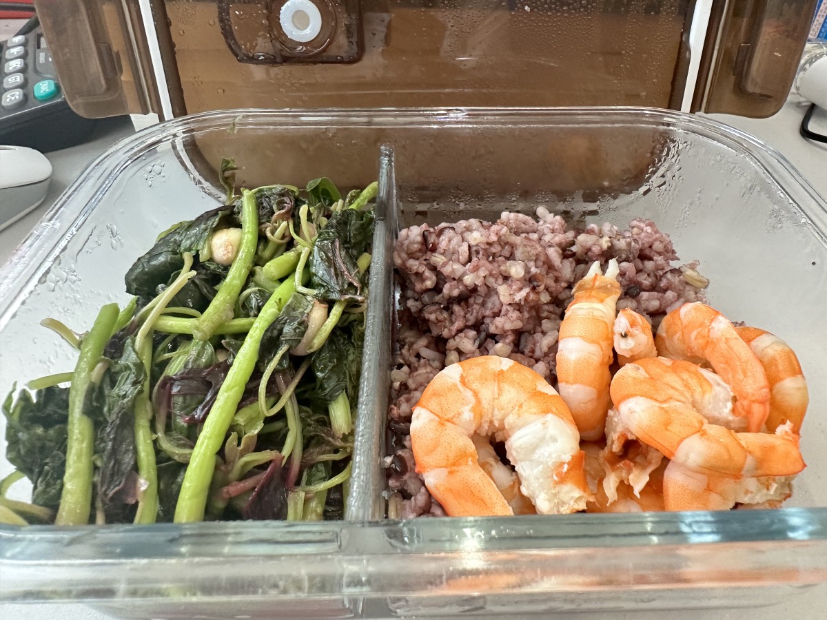 今天的菜系是五色糙米饭+水煮虾仁+清炒苋菜。食堂做的菜又难吃