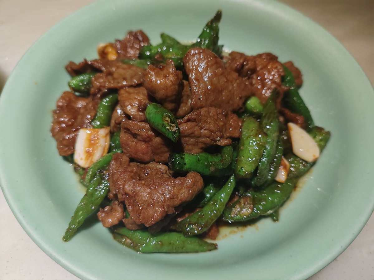 闺蜜周末休息，相约一起吃饭，逛街，看电影，悠闲一天！ 中午的