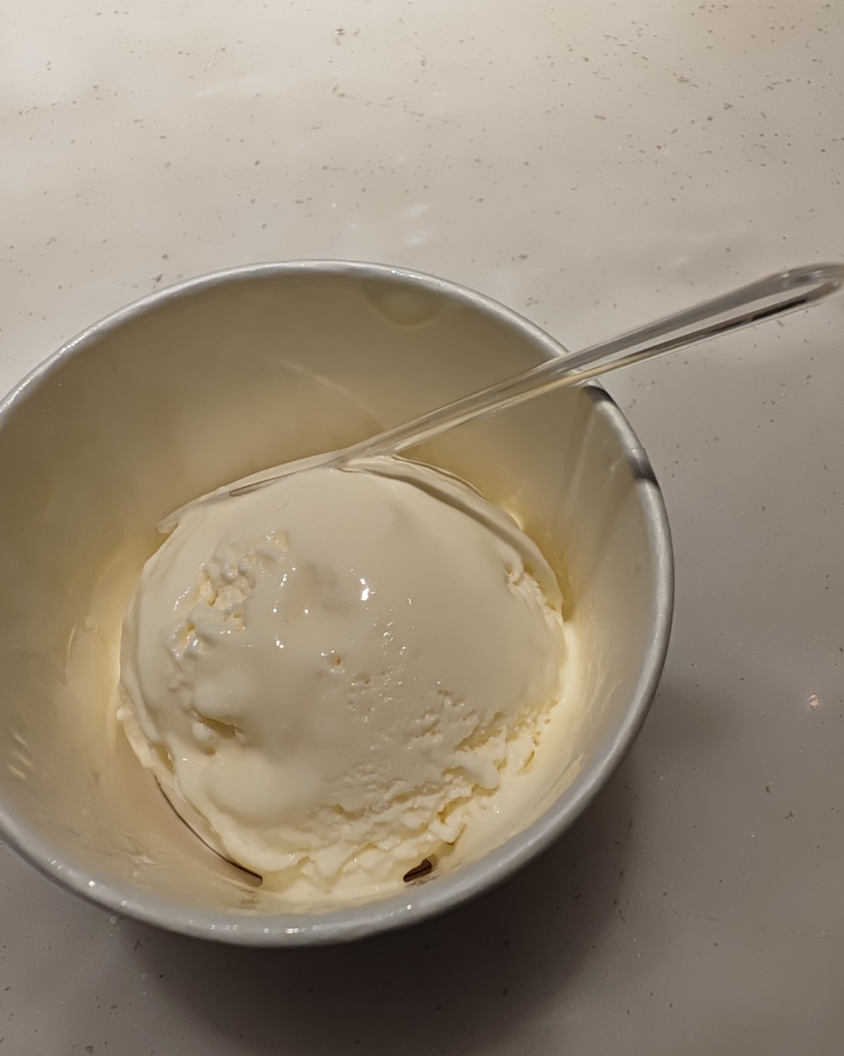 闺蜜周末休息，相约一起吃饭，逛街，看电影，悠闲一天！ 中午的