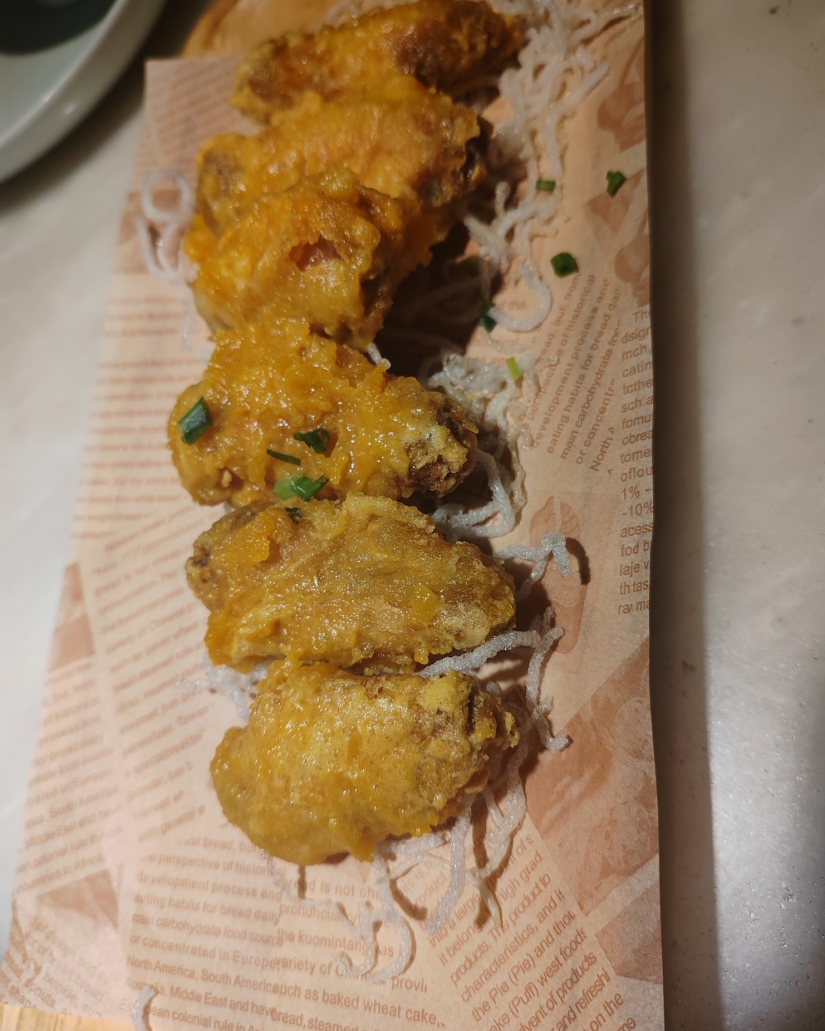 闺蜜周末休息，相约一起吃饭，逛街，看电影，悠闲一天！ 中午的