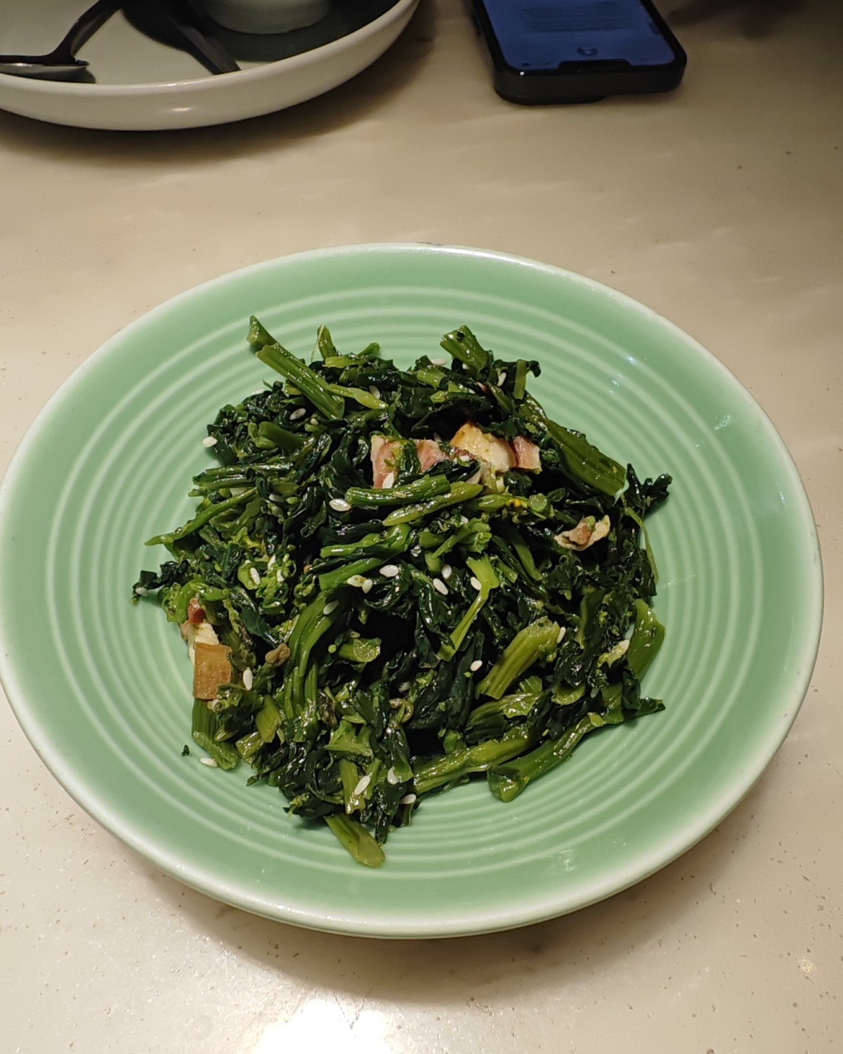 闺蜜周末休息，相约一起吃饭，逛街，看电影，悠闲一天！ 中午的