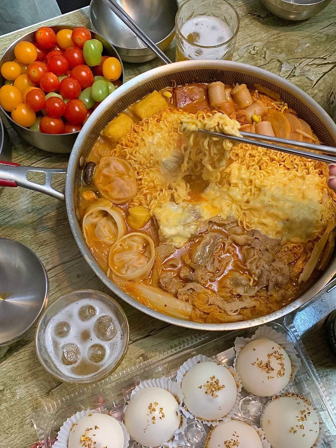 那天去山姆还顺便买了一个部队锅，里面啥食材都准备好了，又是净