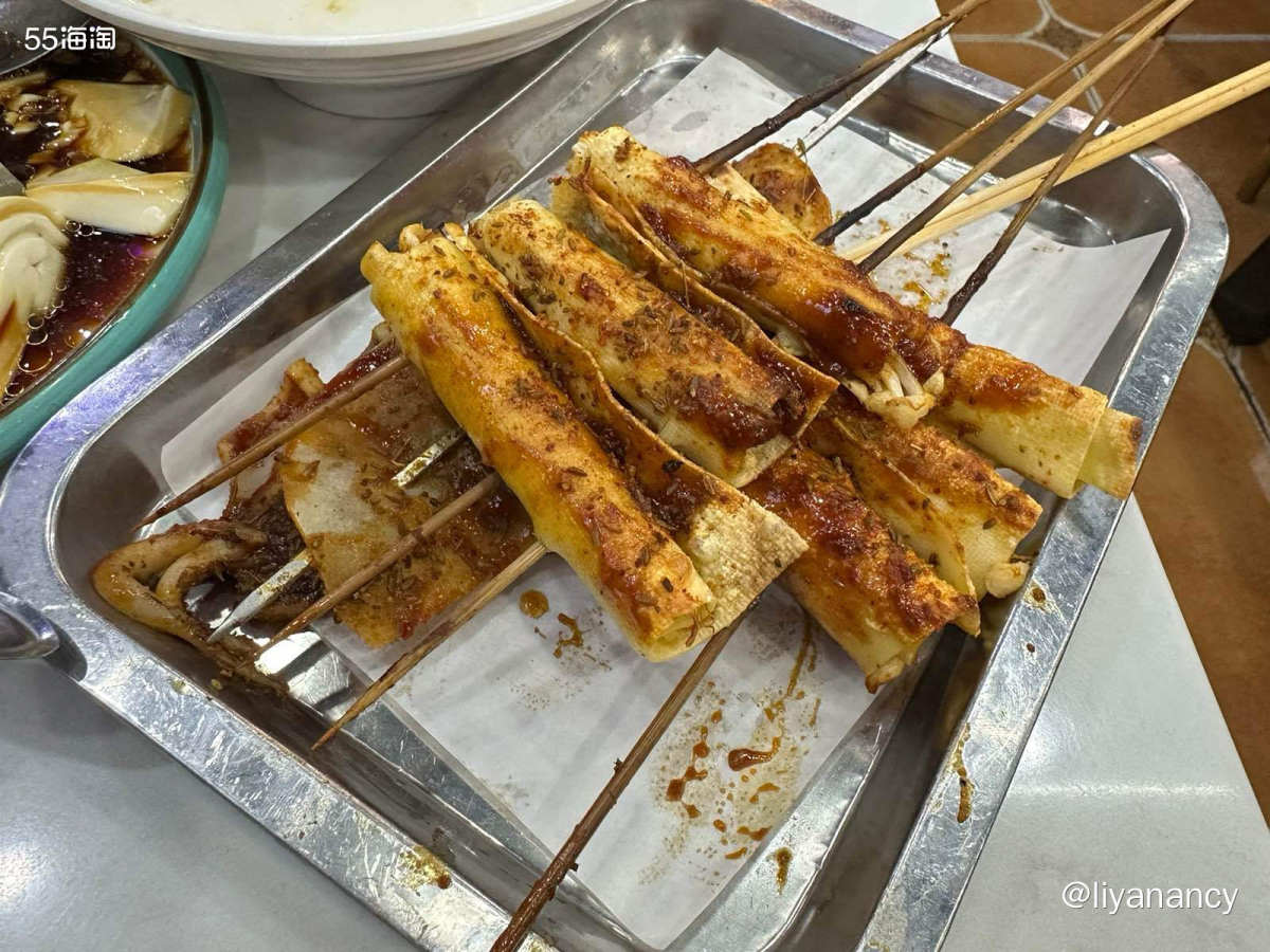 家附近的一家新疆小馆，每天都能营业到后半夜，店内非常热闹，很