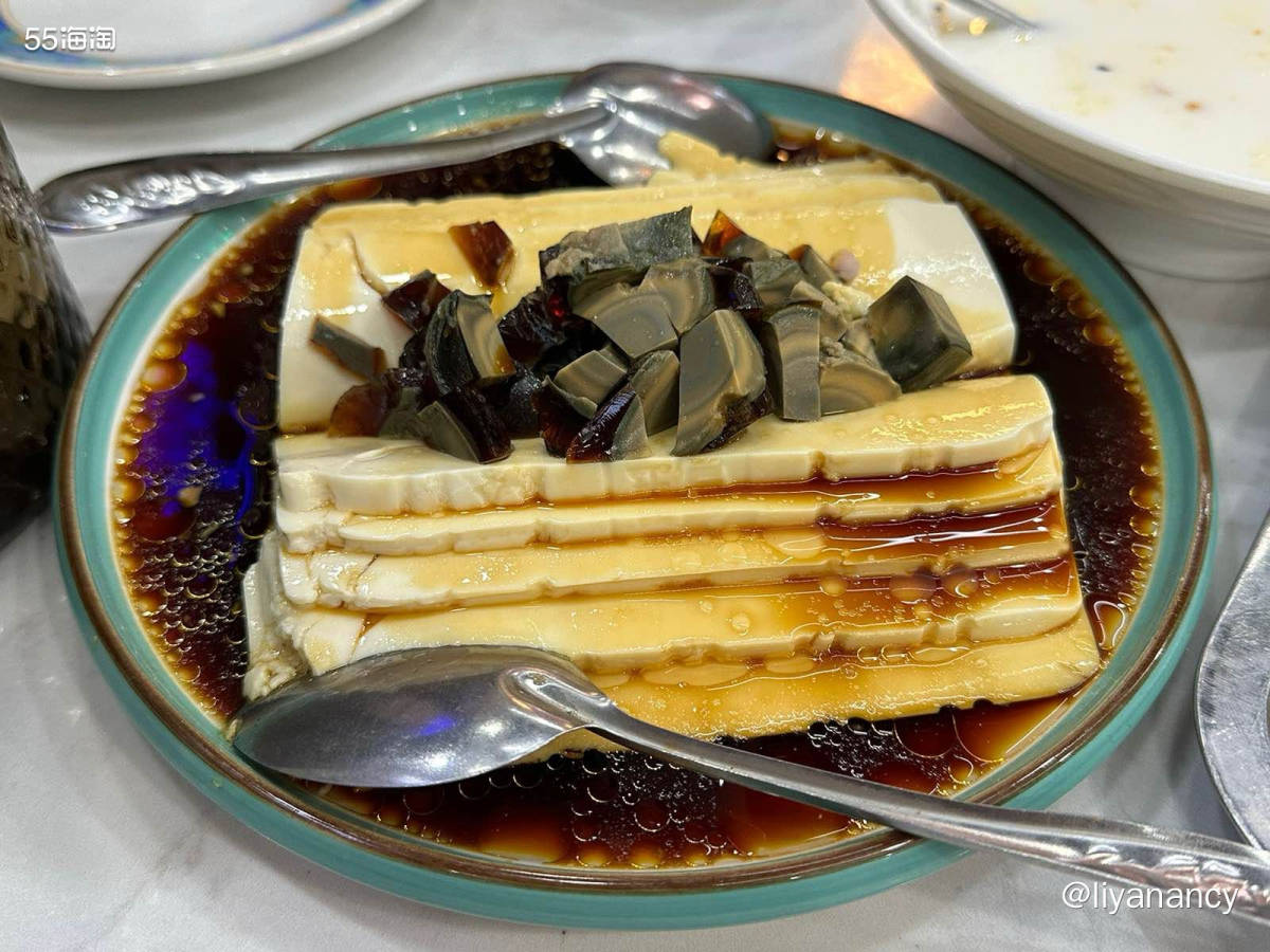 家附近的一家新疆小馆，每天都能营业到后半夜，店内非常热闹，很