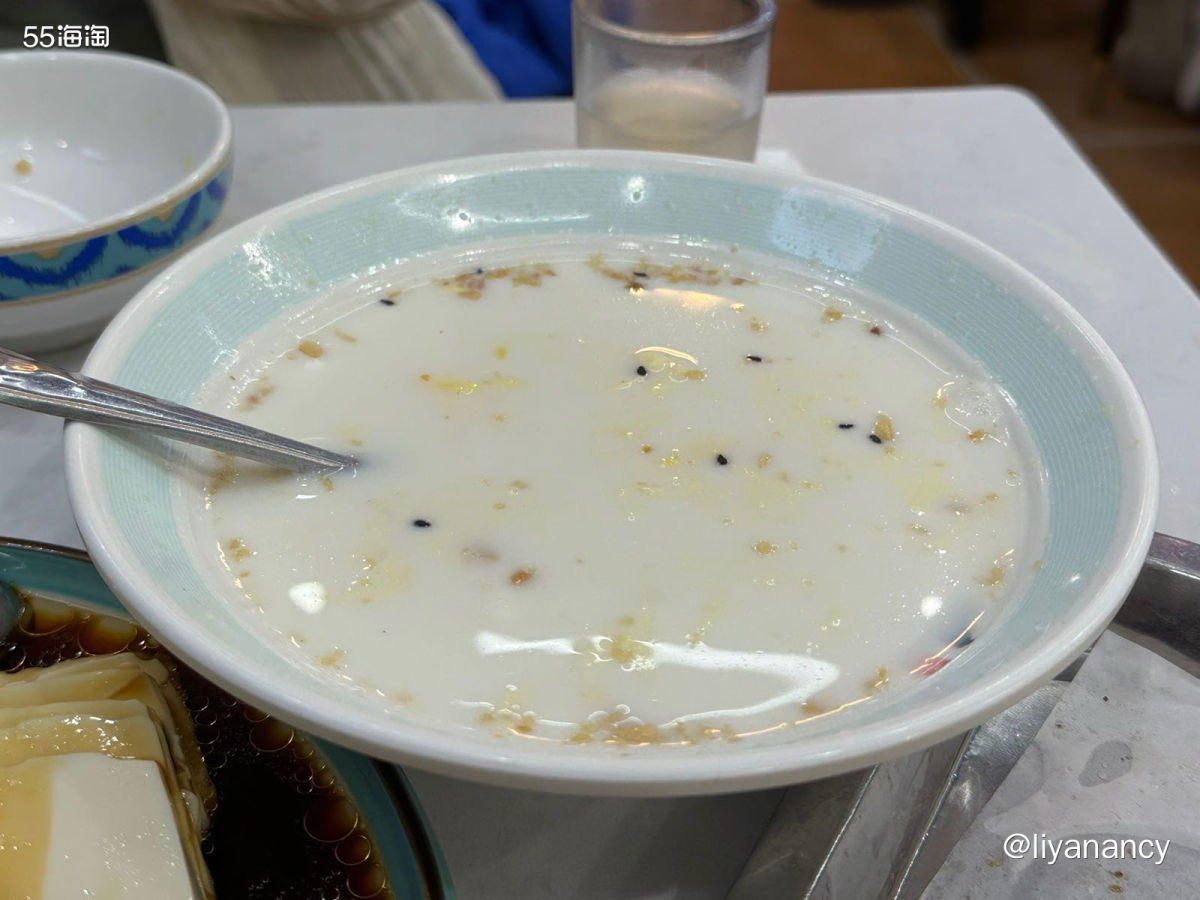 家附近的一家新疆小馆，每天都能营业到后半夜，店内非常热闹，很