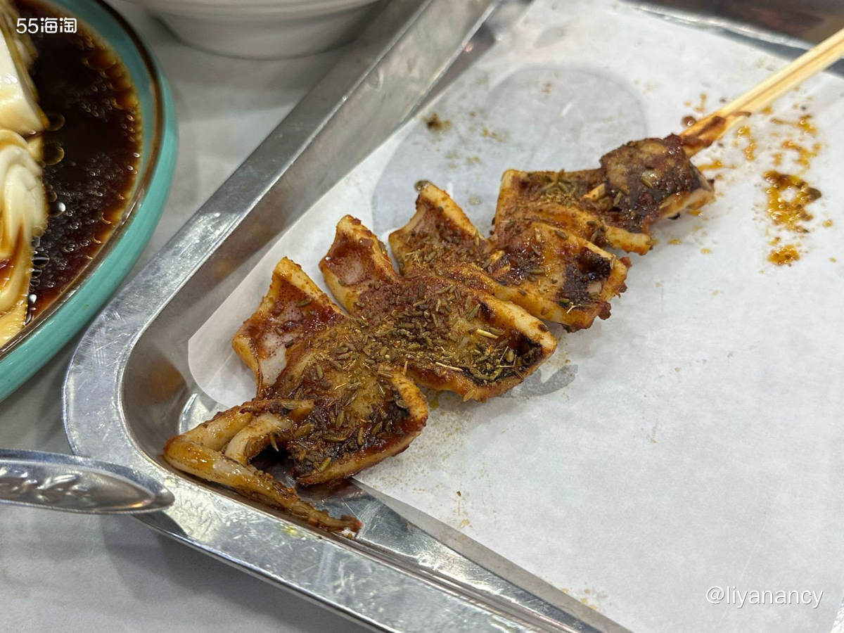 家附近的一家新疆小馆，每天都能营业到后半夜，店内非常热闹，很