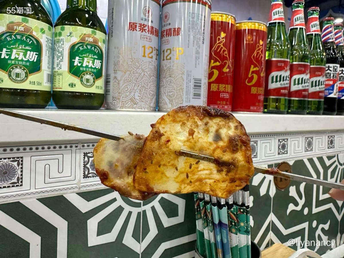 家附近的一家新疆小馆，每天都能营业到后半夜，店内非常热闹，很