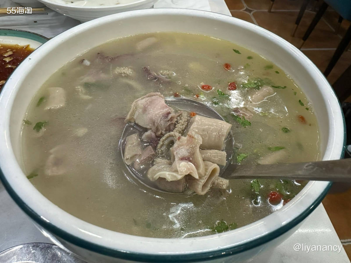 家附近的一家新疆小馆，每天都能营业到后半夜，店内非常热闹，很