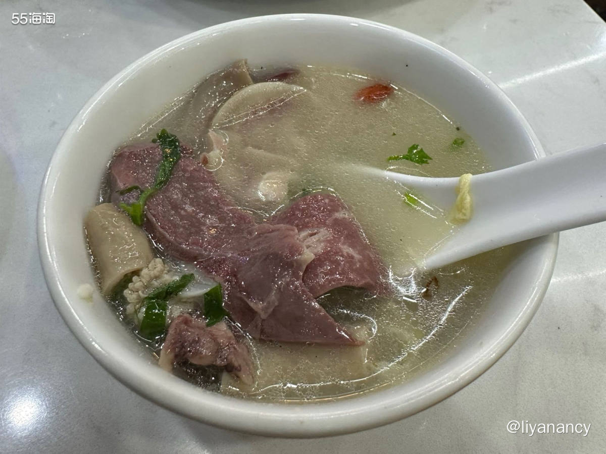 家附近的一家新疆小馆，每天都能营业到后半夜，店内非常热闹，很