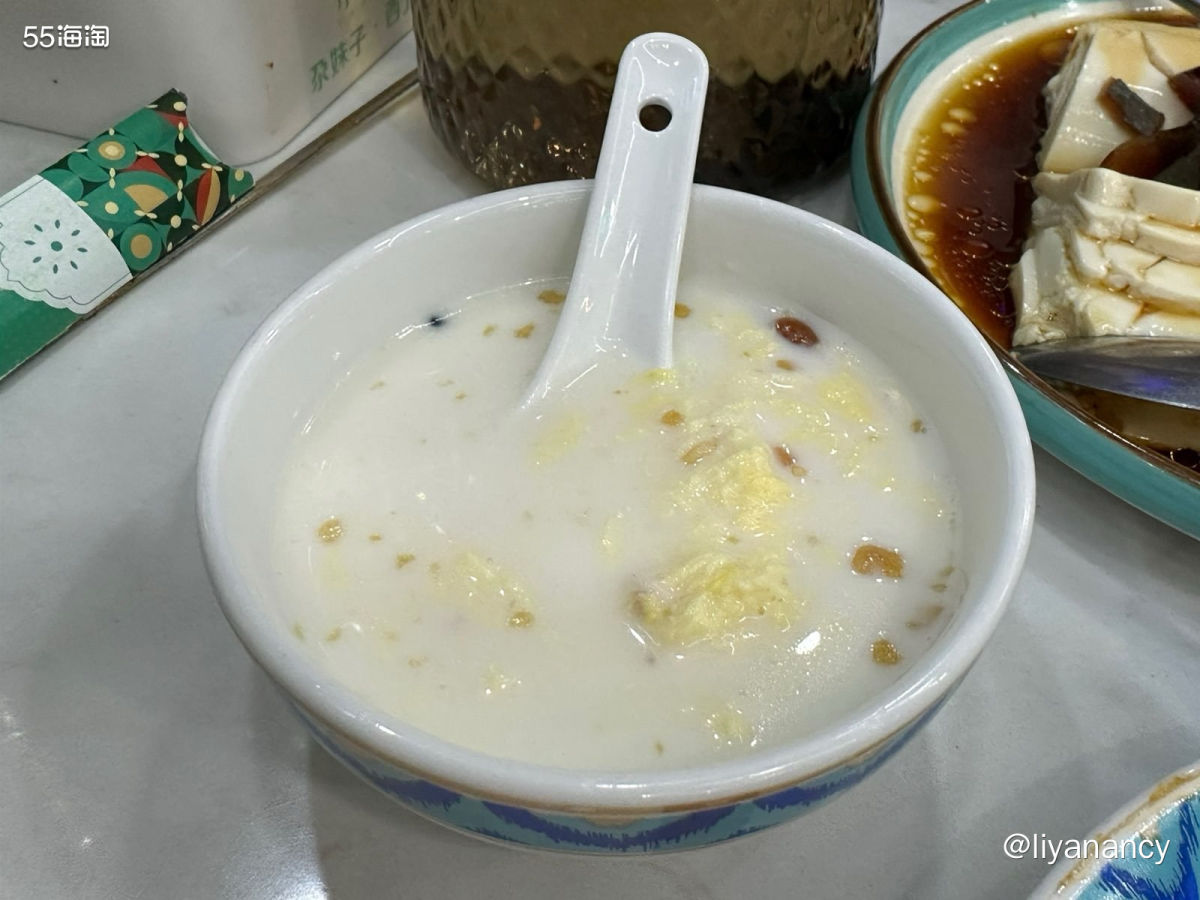 家附近的一家新疆小馆，每天都能营业到后半夜，店内非常热闹，很