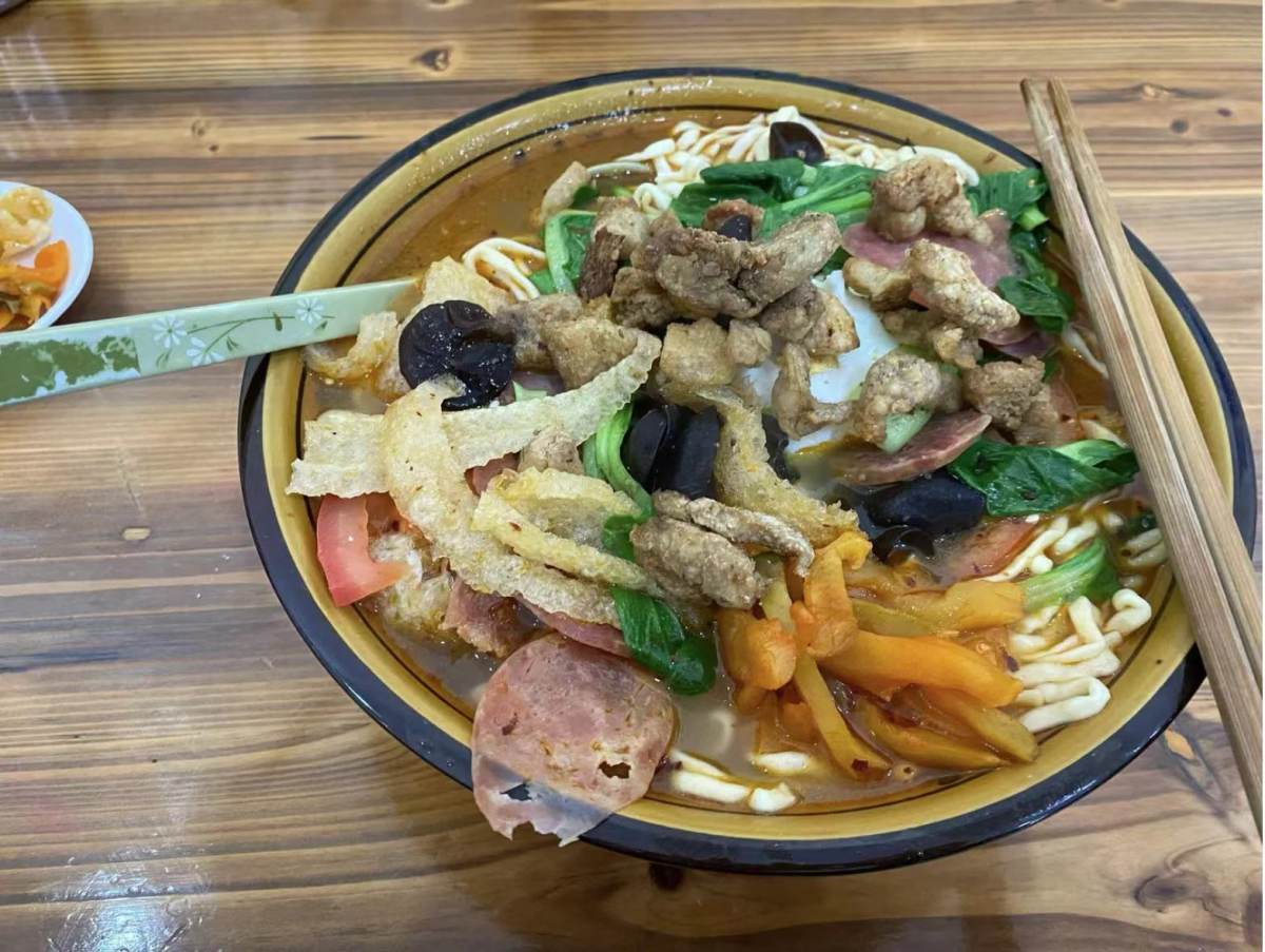这个也是南京特色美食，三鲜面。我是额外加了一份油渣，这种面条
