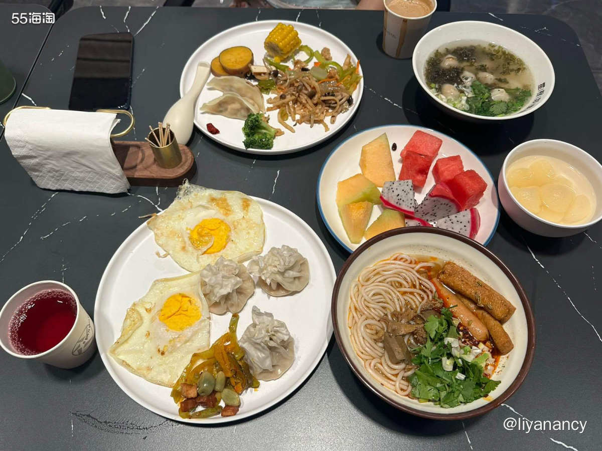 定的酒店就在古城的西门，比较喜欢的是早饭不错种类很丰富，从7
