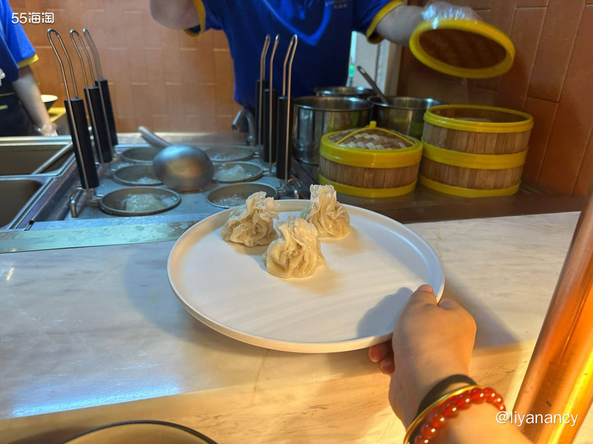 定的酒店就在古城的西门，比较喜欢的是早饭不错种类很丰富，从7