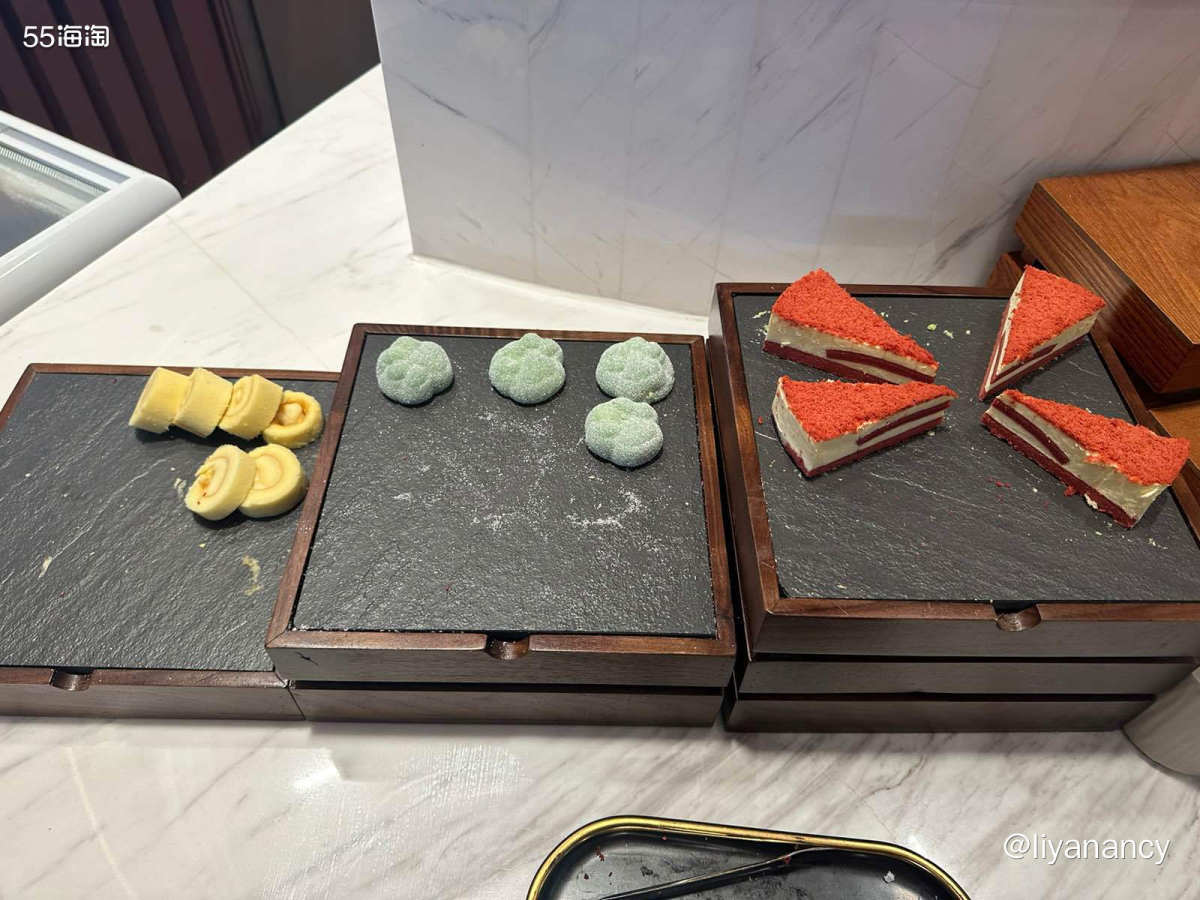 定的酒店就在古城的西门，比较喜欢的是早饭不错种类很丰富，从7