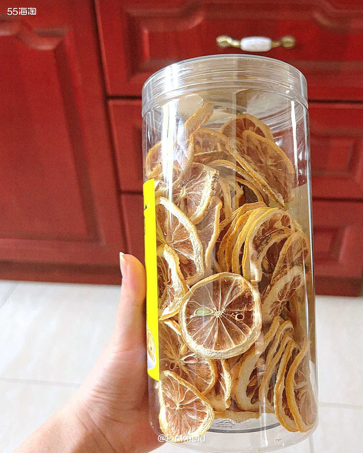 🍋最近婆婆买了一桶柠檬片，我也不知道她买来干嘛用的。天天喝