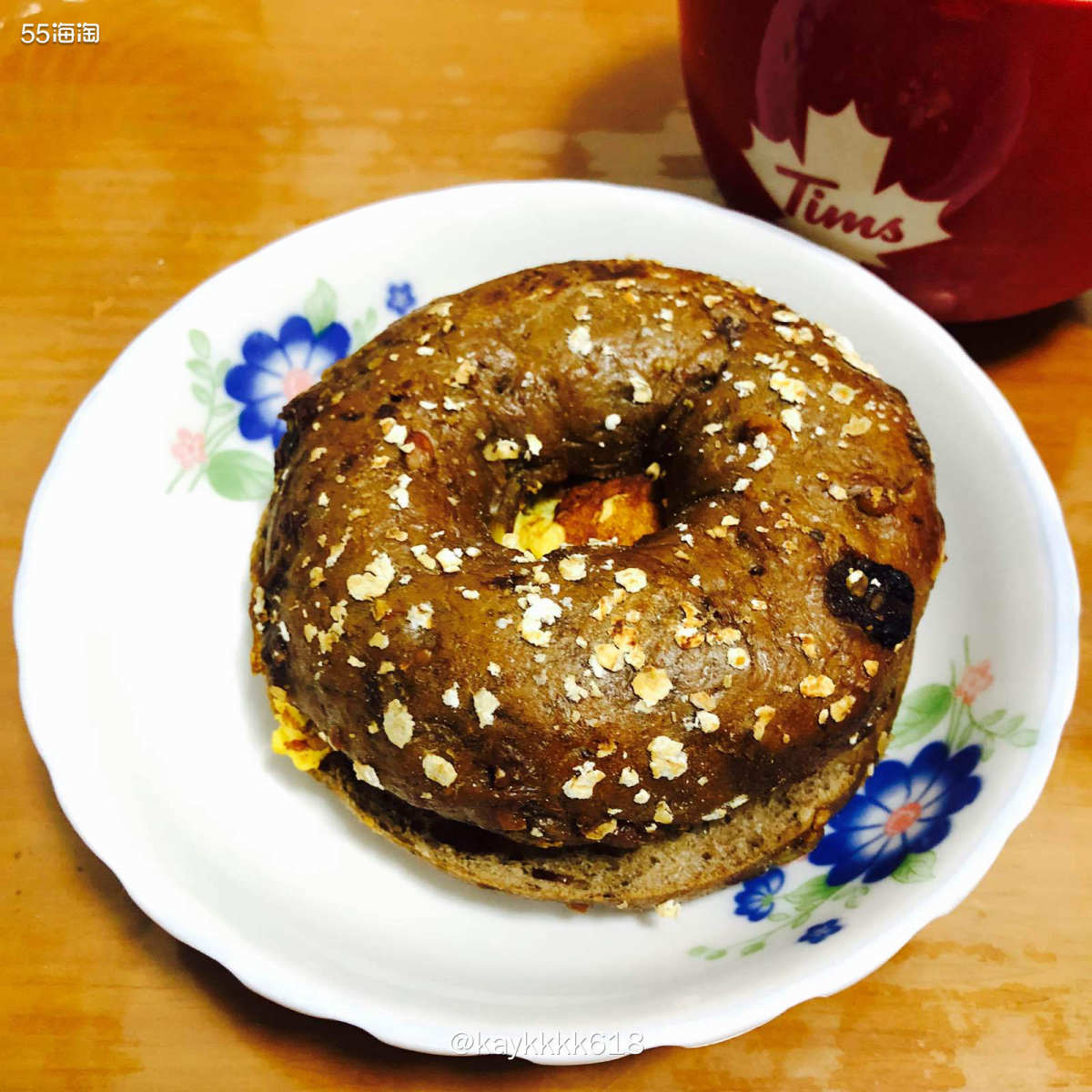 昨天Tims免外送费直接买了两个贝果今天当早饭，他家不加热都