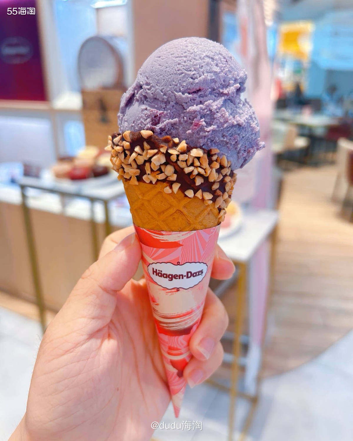 🍦上周末和队友带娃去家附近的商场玩，路过哈根达斯突然很想吃
