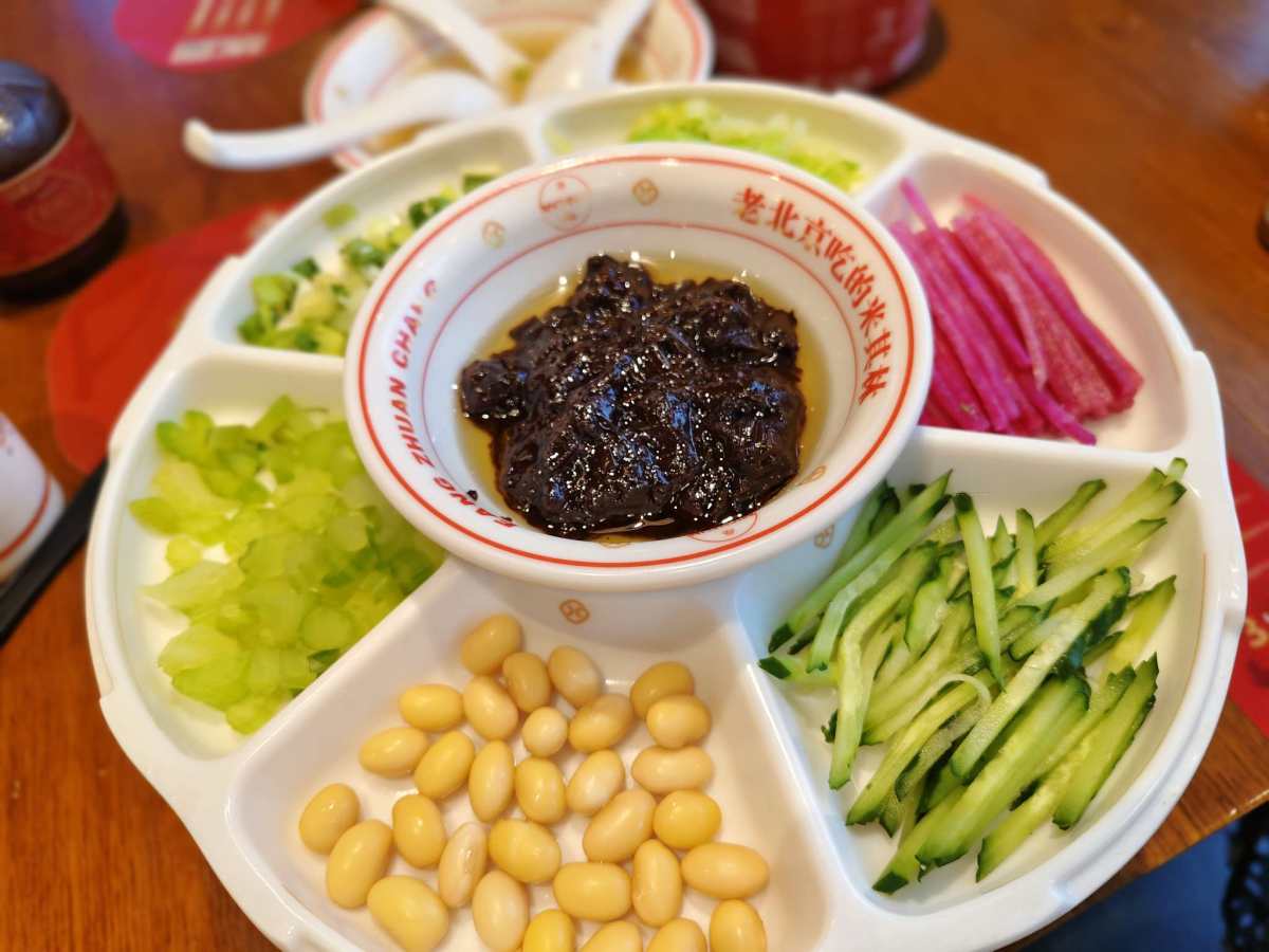 来北京必吃的一定有炸酱面啦，我们选择的是某书很火的69号方砖