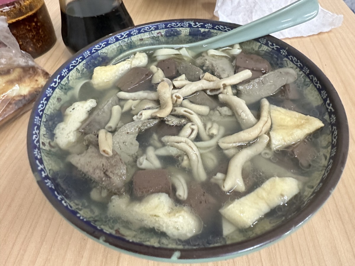 这次来分享一下南京的又一特色小吃鸭血粉丝汤。超级鲜，里面是粉