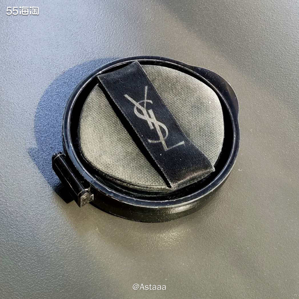 上图这个赤裸裸的小东西是YSL粉皮气垫的内芯～我把壳子拆掉了