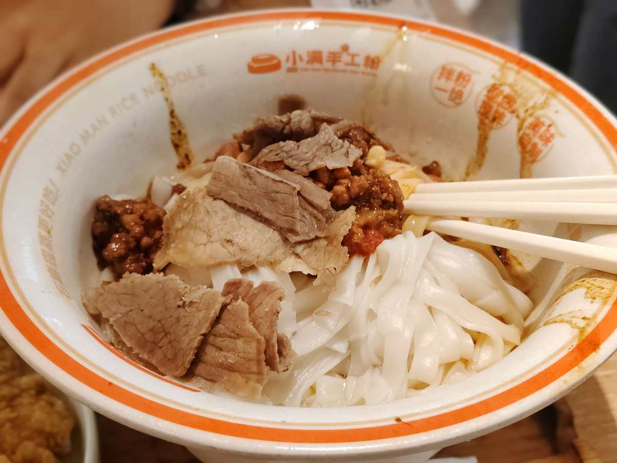 今天和朋友去逛街，朋友说想吃粉，就找了最近的一家，小满手工粉