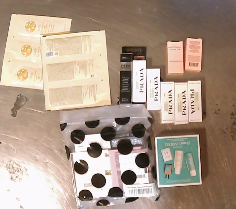 ☑开箱/价格 普拉达口红新色号*5  50美金一个 it遮瑕