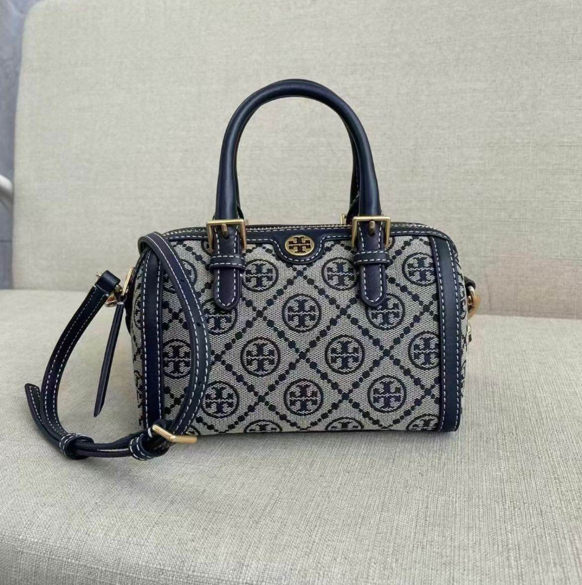 🫂这几年toryburch蓝色老花系列包包真的很火，托特、