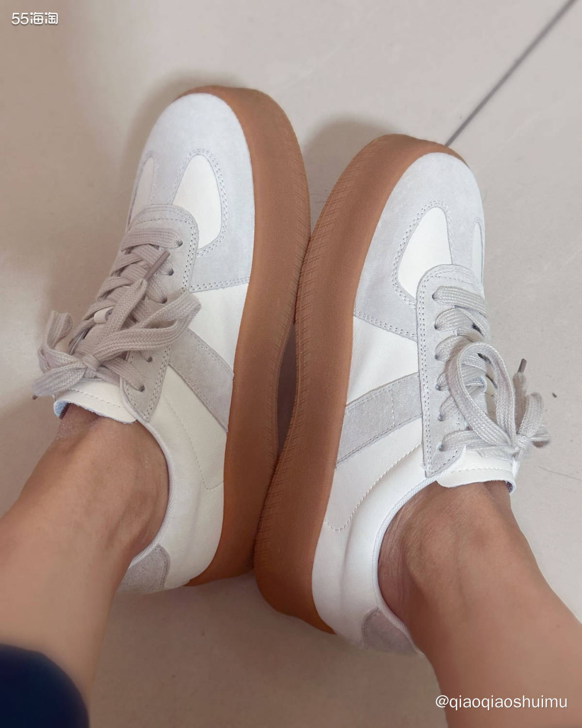 天儿凉了，今天把前阵子买的德训鞋拿出来穿，没想到脚感很不错呢