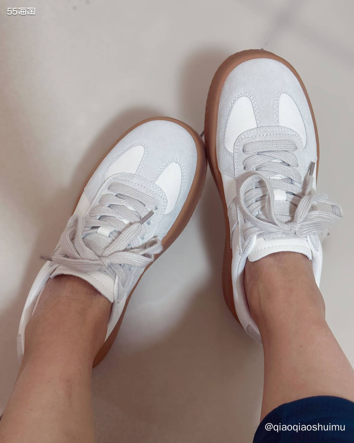 天儿凉了，今天把前阵子买的德训鞋拿出来穿，没想到脚感很不错呢