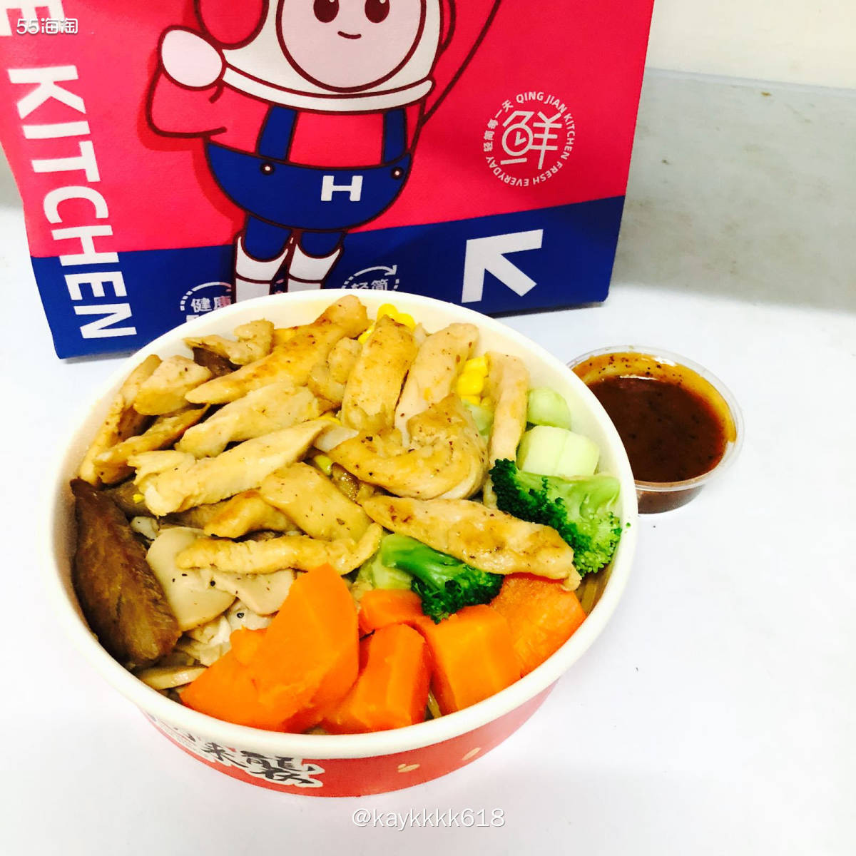 晚餐点了经常吃的这家轻食套餐，品种花样多平时就是黑米饭➕蔬菜