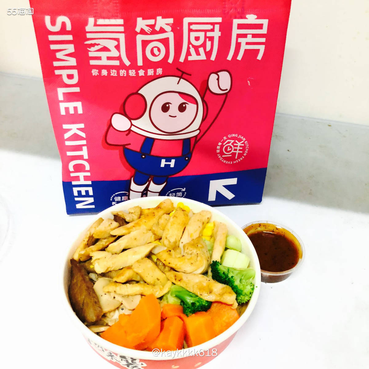 晚餐点了经常吃的这家轻食套餐，品种花样多平时就是黑米饭➕蔬菜