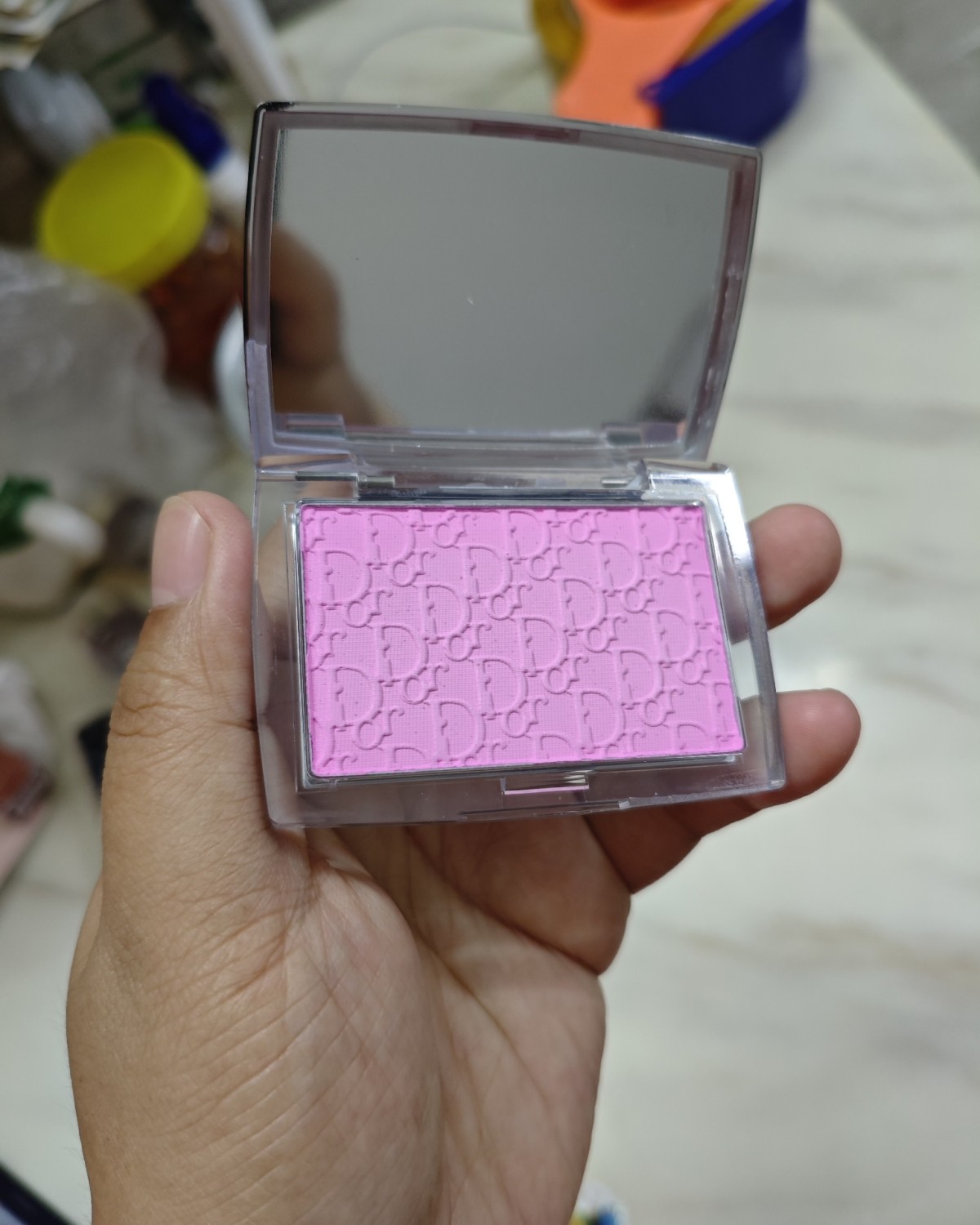 对比几年前流行橘调的腮红，这两年更加流行粉嫩的颜色或者膨胀色