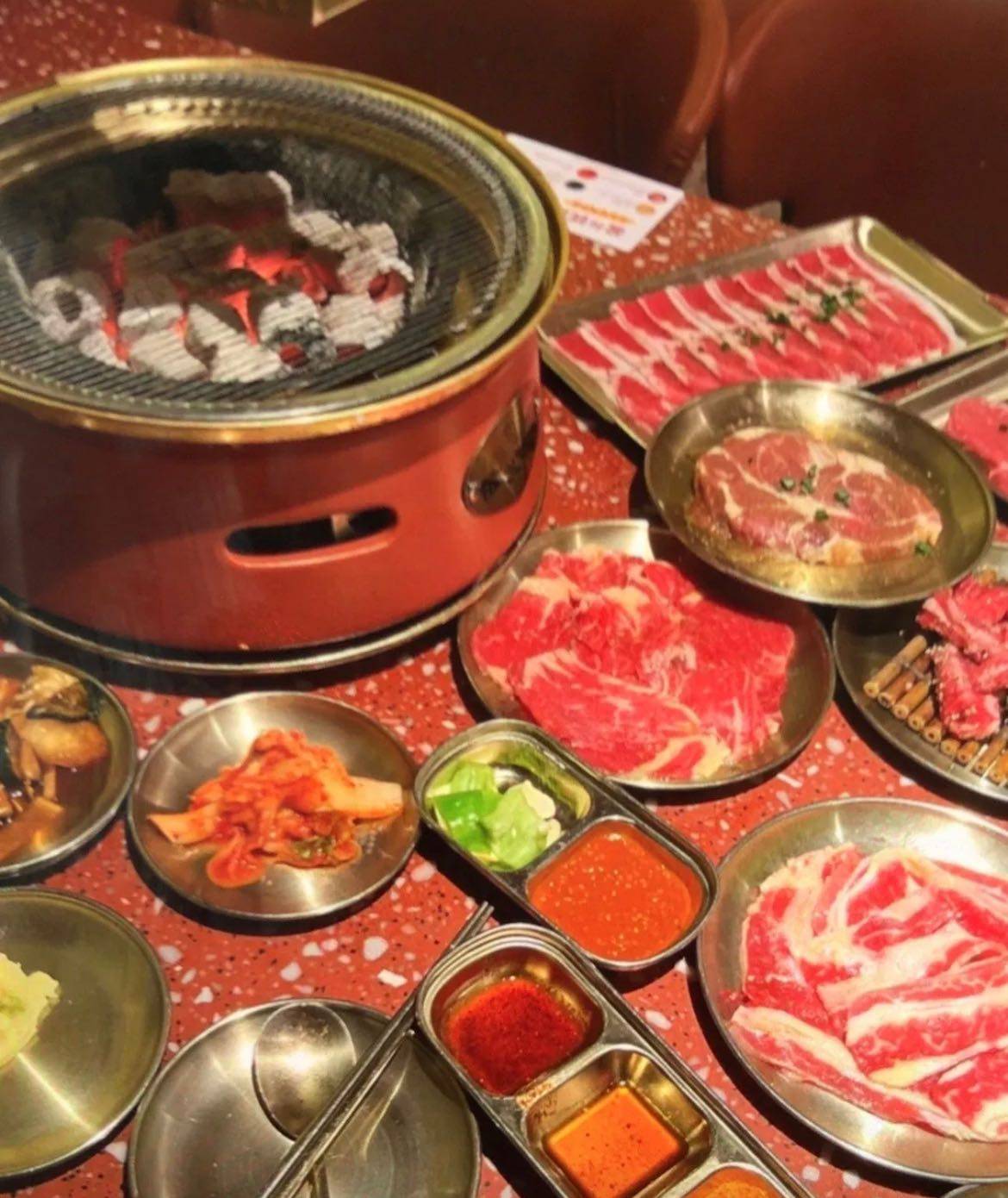 🥩今天和小伙伴们一起去吃烤肉，这家烤肉店生意很好，饭点来总