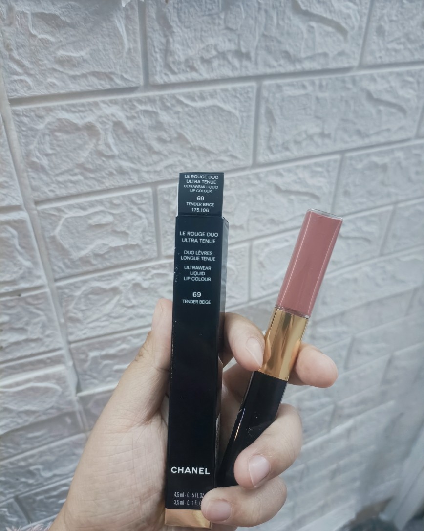 虽然说现在的唇蜜很热门，但是我感觉最开始掀起这个风头的是香奈