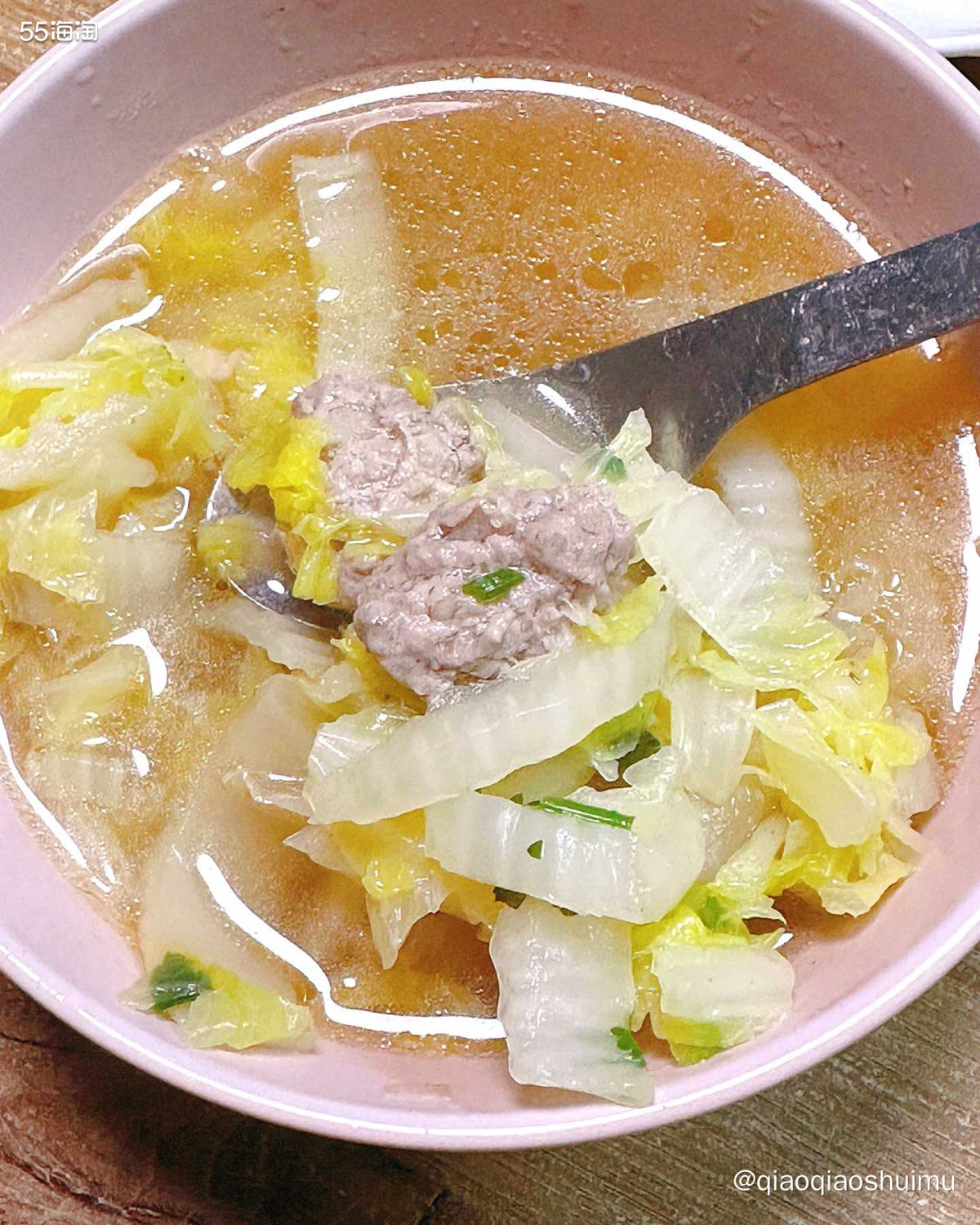 前天休假陪我妈去买了五六斤黑猪肉，昨晚就给我汆丸子啦～ 我妈