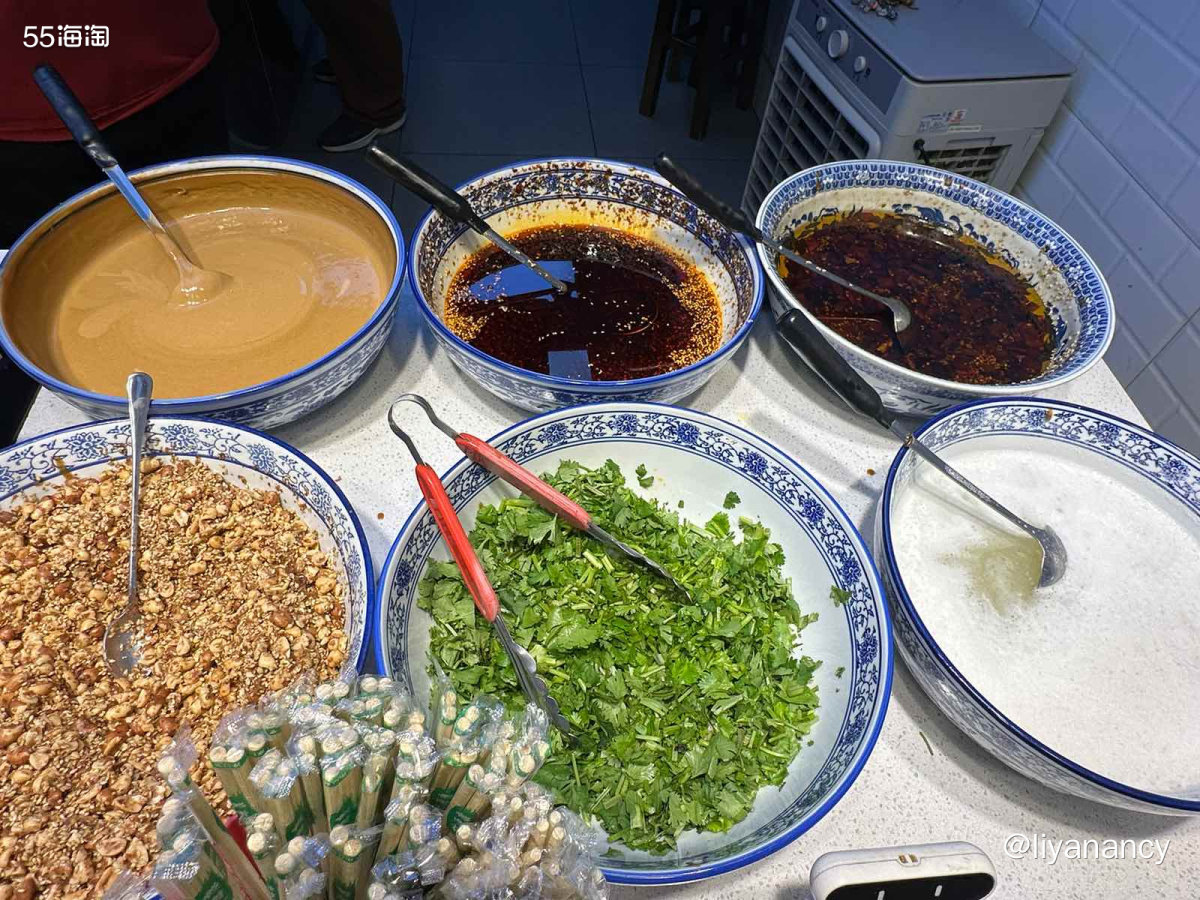 来南锣鼓巷这面小逛，通常会吃的小吃就是爆肚，三十块钱一份，是