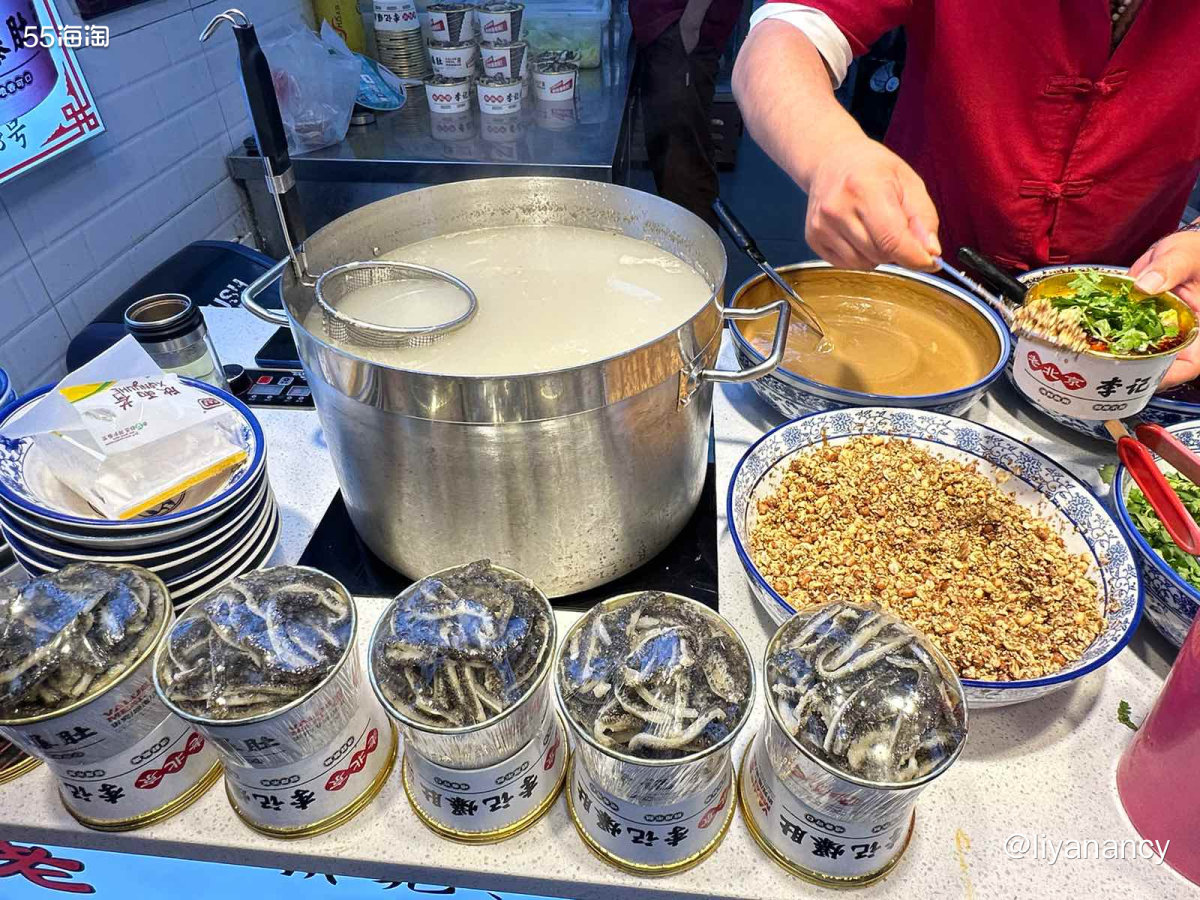 来南锣鼓巷这面小逛，通常会吃的小吃就是爆肚，三十块钱一份，是