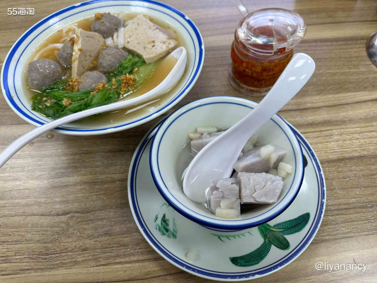 来南锣鼓巷这面小逛，通常会吃的小吃就是爆肚，三十块钱一份，是
