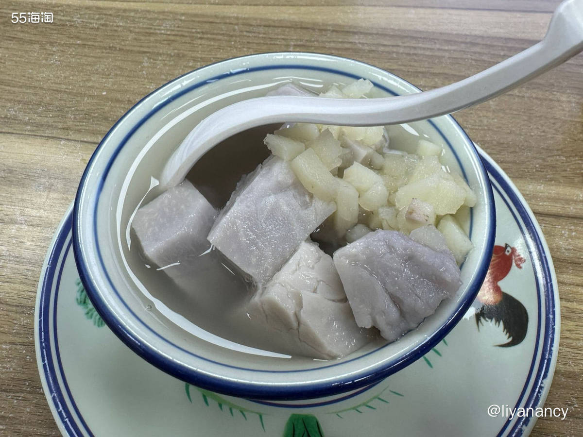 来南锣鼓巷这面小逛，通常会吃的小吃就是爆肚，三十块钱一份，是