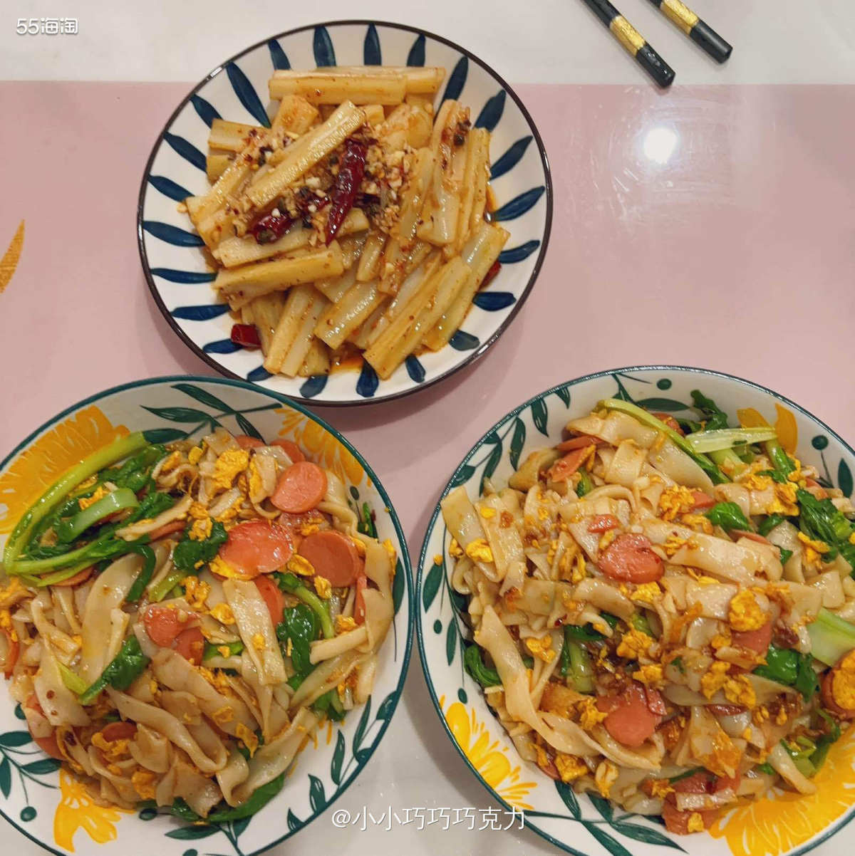 昨晚回家有点晚，实在不想又做饭了，所以就简单吃点啦，去菜场买