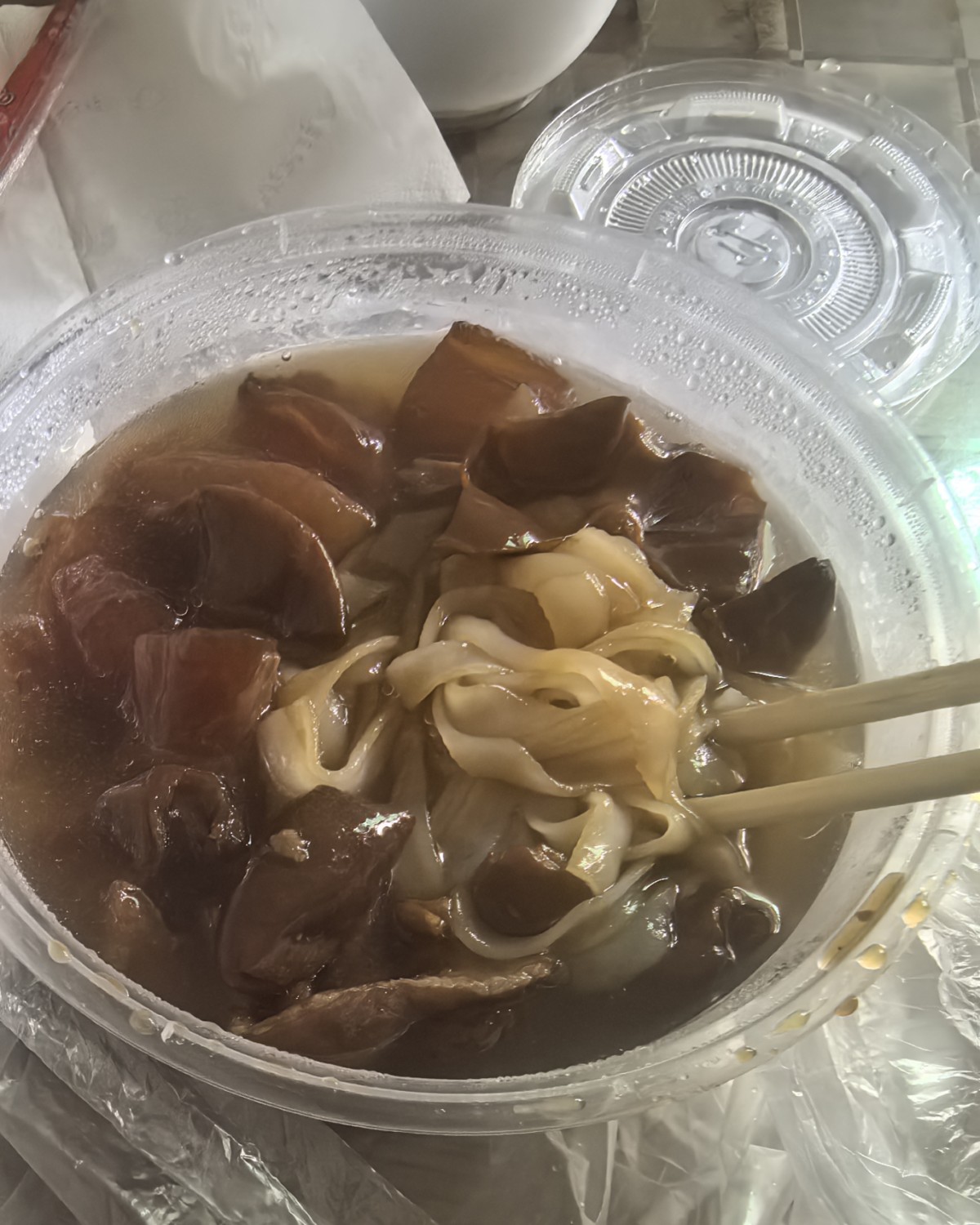 我好喜欢吃牛筋腩和猪大肠！！ 这个汤汁我也给喝完了 河粉吸了