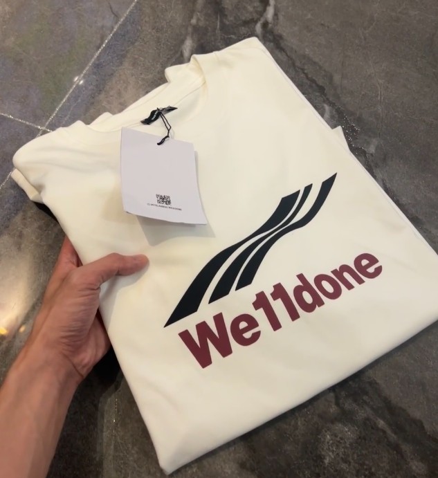 We11done，来自韩国的知名服饰潮牌，不少明星都上身过他