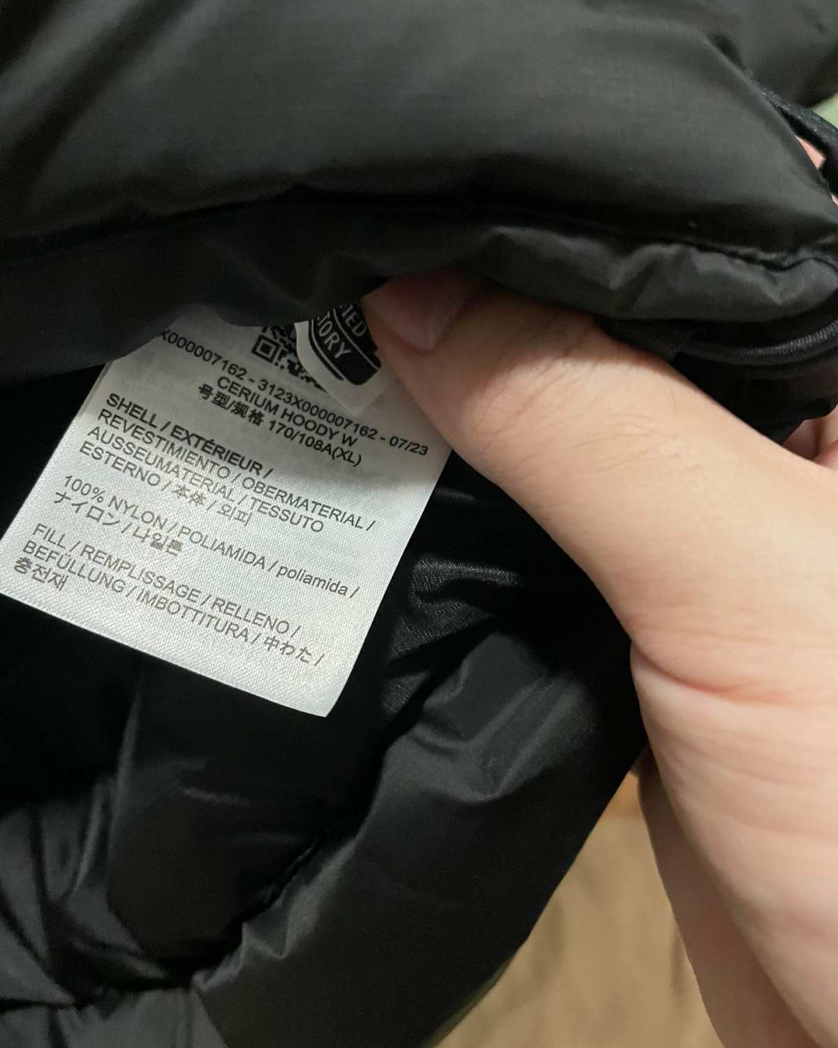 这次入手了一件女款的cerium羽绒服，和男款在外观上的主要