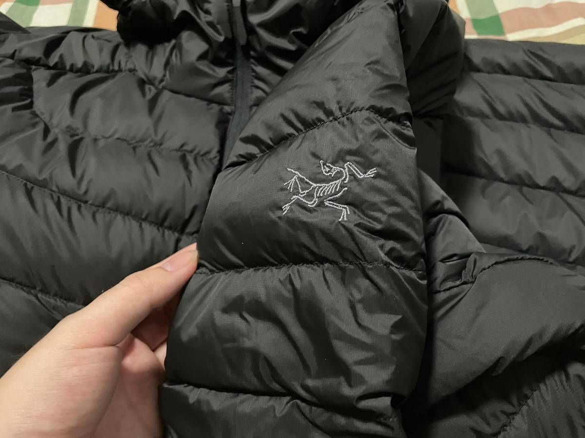 这次入手了一件女款的cerium羽绒服，和男款在外观上的主要