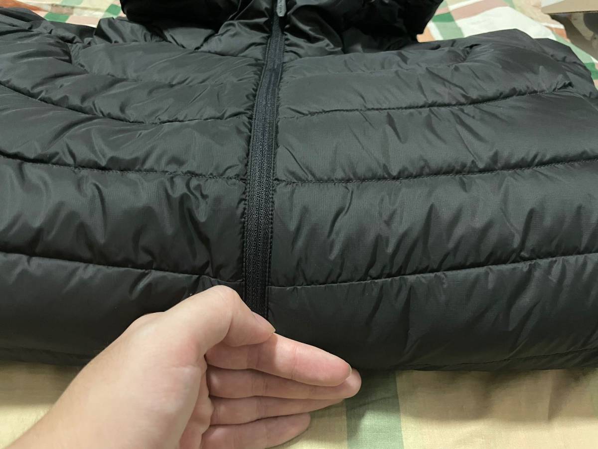 这次入手了一件女款的cerium羽绒服，和男款在外观上的主要