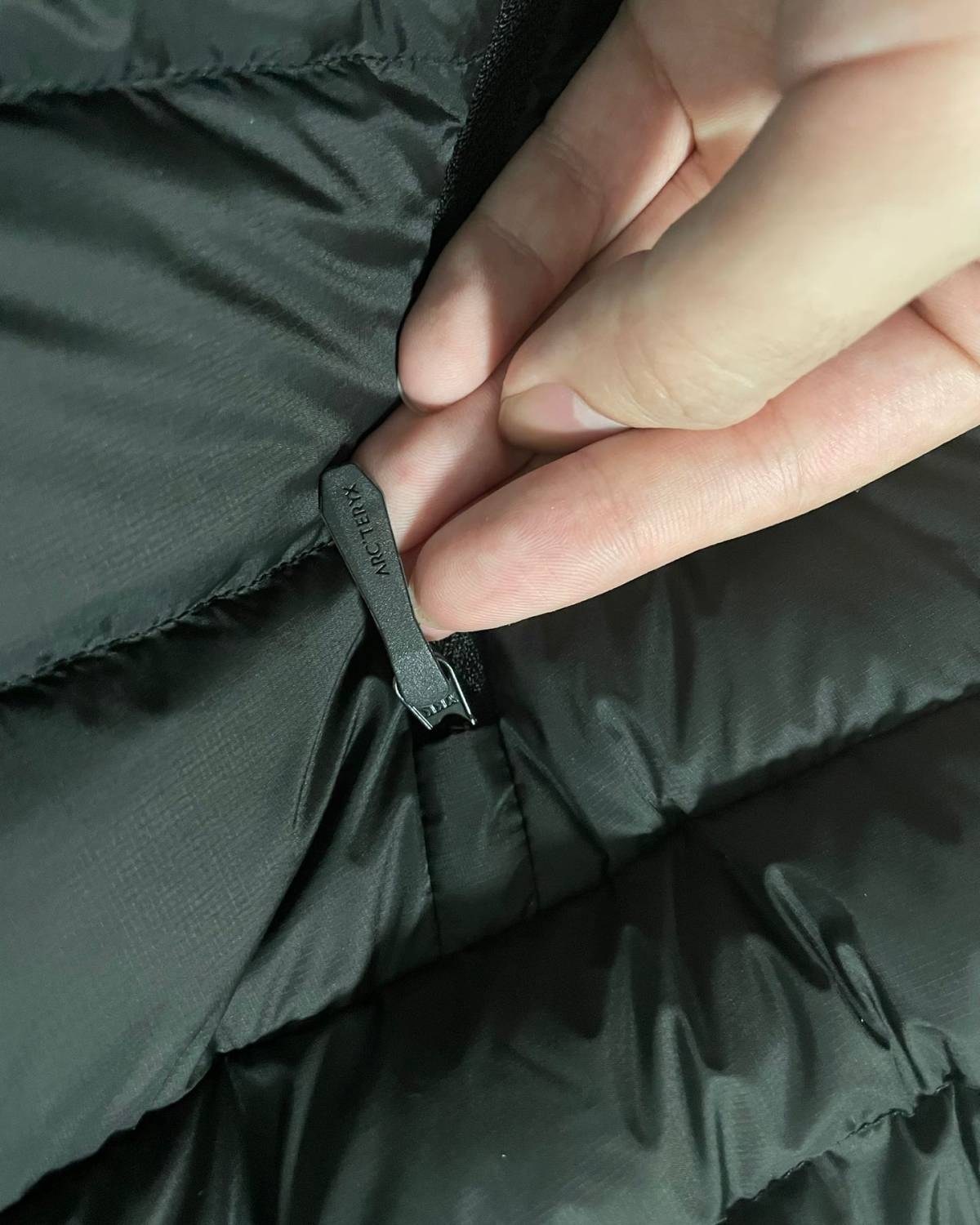 这次入手了一件女款的cerium羽绒服，和男款在外观上的主要
