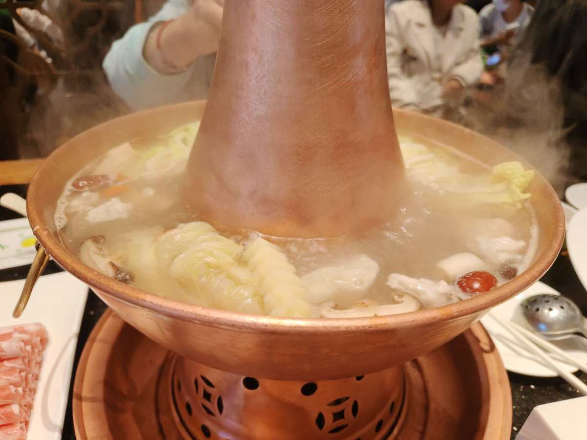 有两个朋友过来北京玩，于是带她们来吃南门涮肉啦，十点取号，然