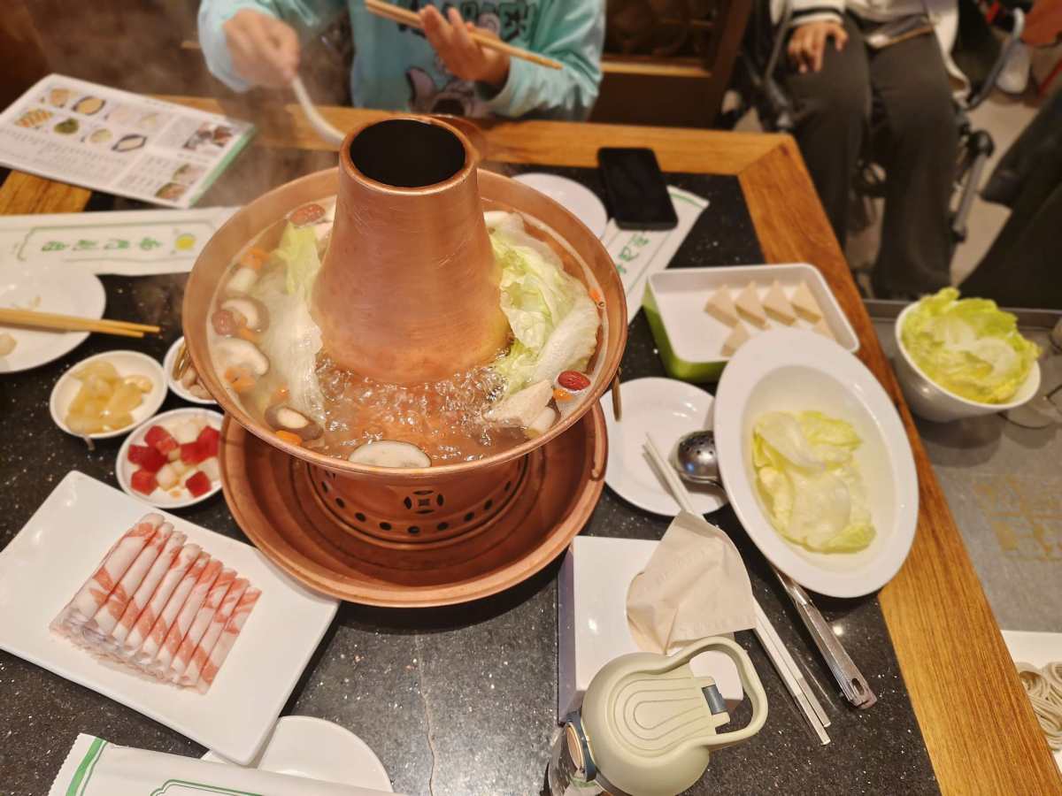 有两个朋友过来北京玩，于是带她们来吃南门涮肉啦，十点取号，然