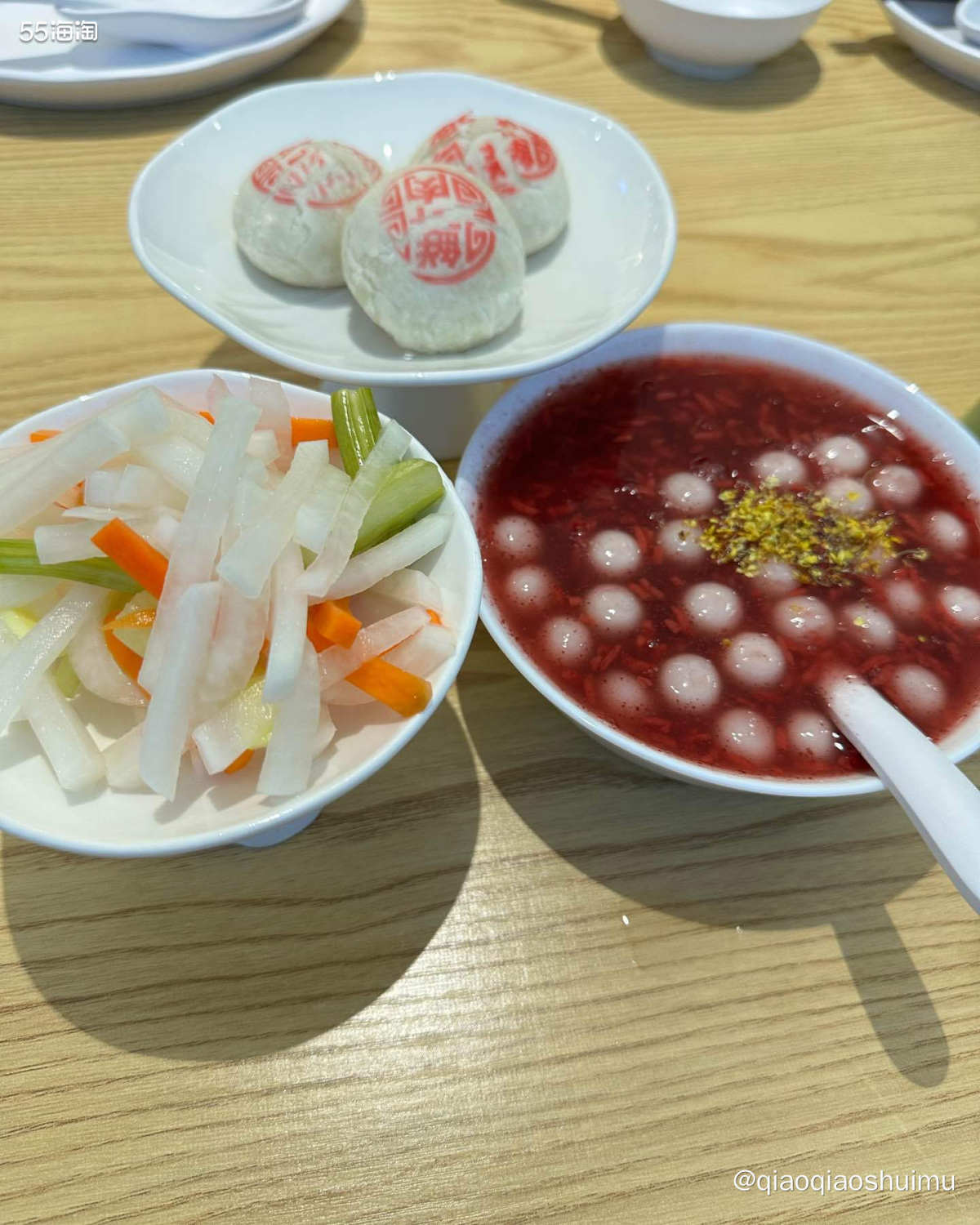单位旁边新开的一家杭州风味小馆，中午叫上爸妈去尝尝。 点的套
